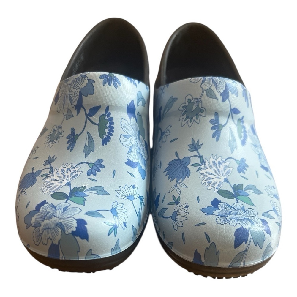 Crocs Dual Comfort Blue Floral Shoes Size W5 Women NWOT
